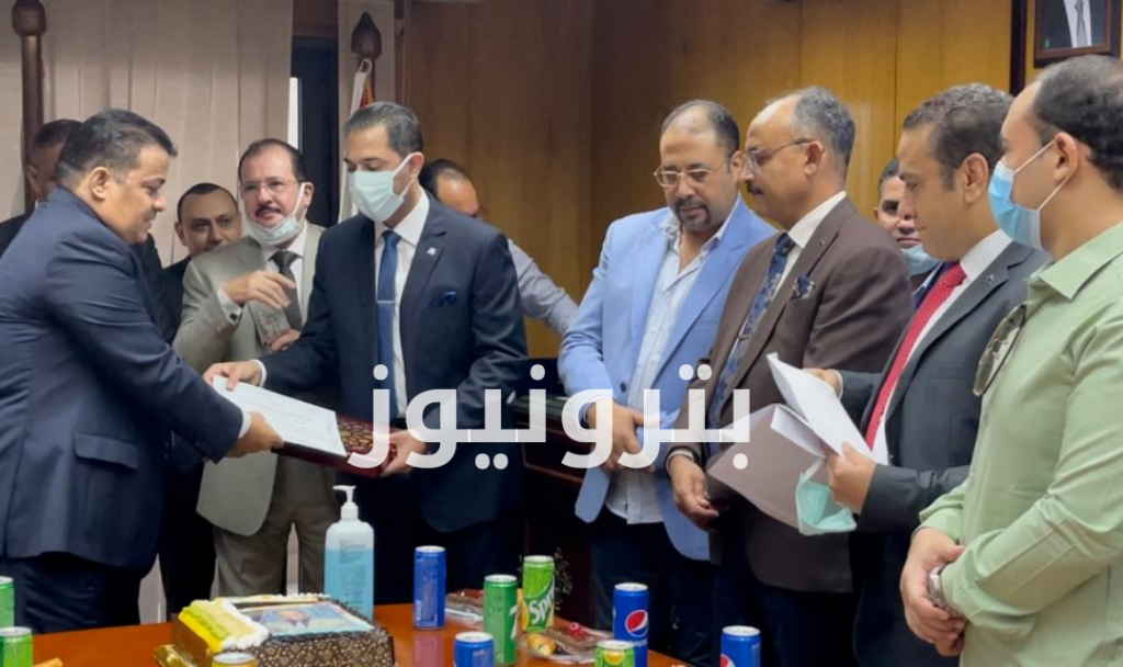 الأستاذ عمر الطاهر أثناء التكريم