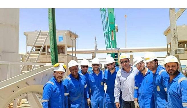 العاملون بشركة قارون للبترول في موقع حقول كرامة