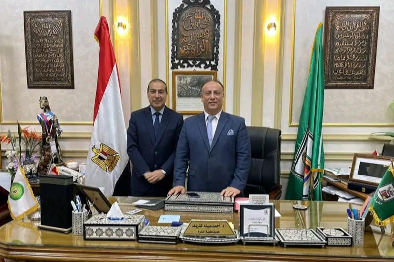 عميد علوم القاهرة ومدير بحوث البترول خلال اللقاء