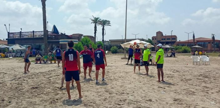 إحدى مباريات كرة اليد الشاطئية في اليوم الأول للبطولة