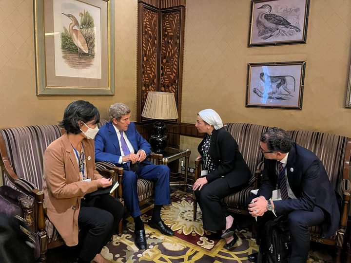 لقاء وزيرة البيئة المصرية و جون كيري المبعوث الرئاسي الأمريكي للمناخ