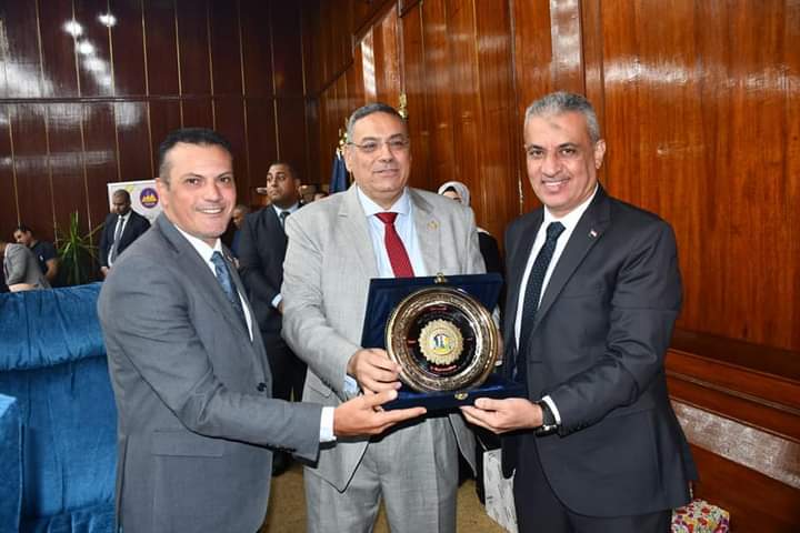 تكريم نقابة البترول للمهندس محمد شعبان