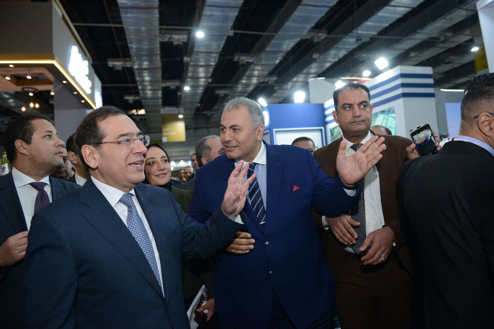 زيارة وزير البترول لجناح شركة إي كي سي إيجيبت