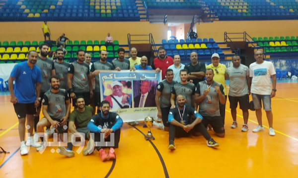 صورة جماعية لفريق النصر للبترول لكرة مع كأس بطولة الشركات لكرة اليد عمومي