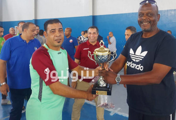 الكابتن سيد يوسف مُقرر لعبة الكرة الخماسية يُسلم كأس المركز الثالث لكابتن فريق 45 سنة