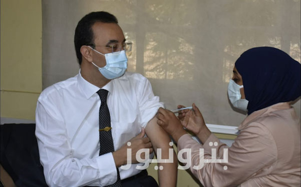 السيد / أيمن فاروق مساعد رئيس الشركة لشئون مناطق القاهرة الكبرى أثناء تلقي اللقاح 