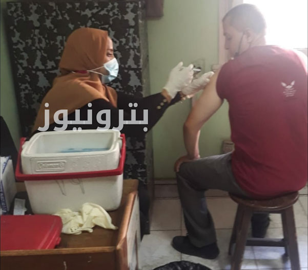 تطعيم العاملين بمنطقة إمبابة
