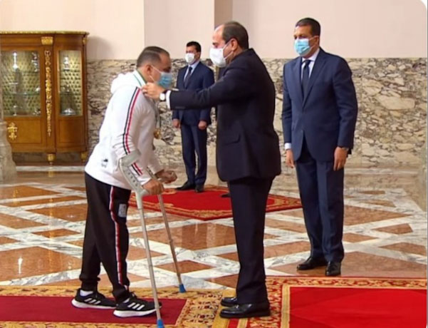 الرئيس السيسي يُقلد بطل بتروتريد محمود صبري وسام الرياضة من الطبقة الثانية لحصوله على فضية بارالمبياد طوكيو 2020