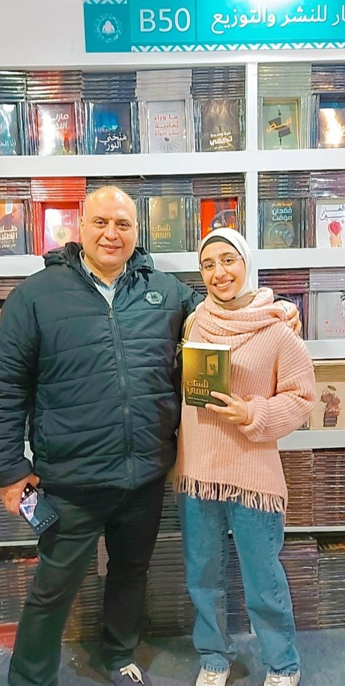 الزميل محمد عمر و نجلته حبيبة من داخل معرض الكتاب