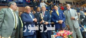 وزير الشباب والرياضة ومحافظ بورسعيد يسلمان الدروع للفرق الفائزة