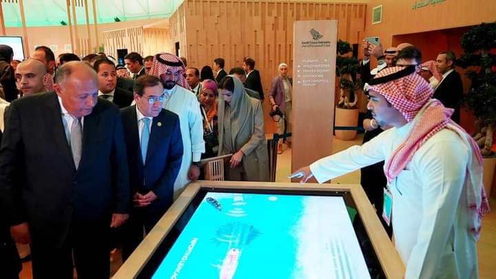 وزيرا البترول و الخارجية يتفقدان جناح مبادرة السعودية الخضراء 